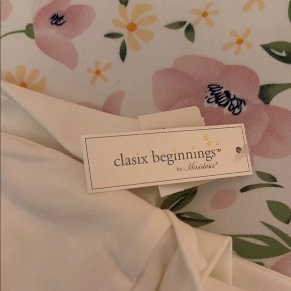 Baby Girl Cream Outfit with Floral Details - Picture 2 of 3